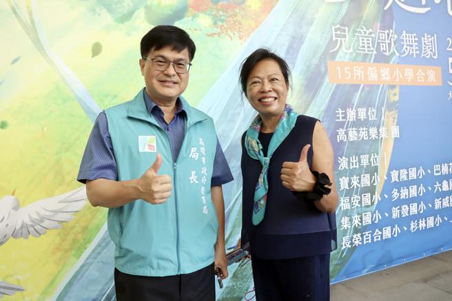 谢文斌表示，感谢黄久娟教授以乌克丽丽课程指导偏乡孩子拥有带得走的音乐能力，提升学子们音乐素养。(高雄市教育局提供)