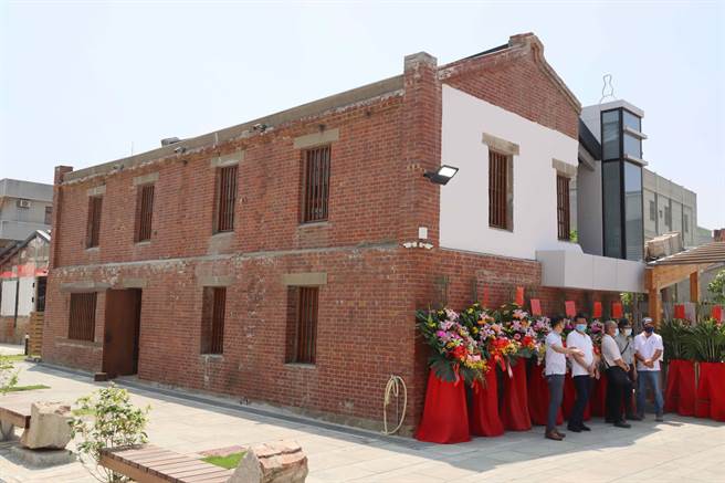 朴子市牛挑灣吳杯初濟生病院已修復完成，今以社區文化館定位重新開張，多位吳杯初子女等後代都出席見證。（呂妍庭攝）