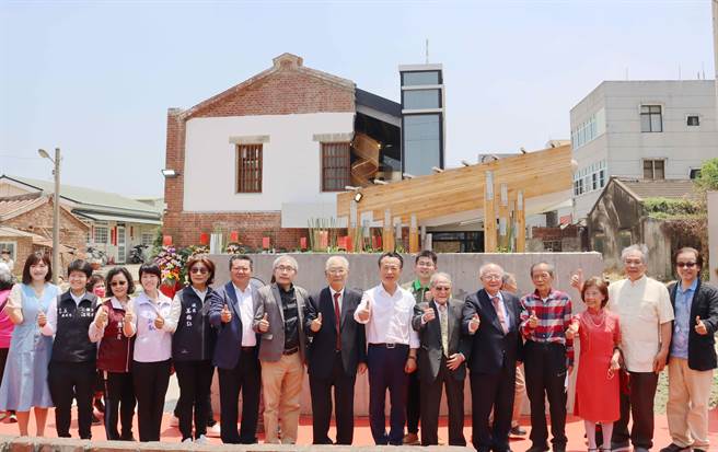 朴子市牛挑灣吳杯初濟生病院已修復完成，今以社區文化館定位重新開張，多位吳杯初子女等後代都出席見證。（呂妍庭攝）