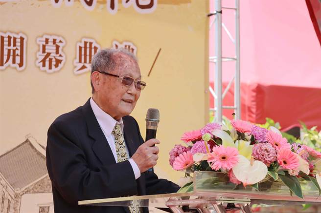 吳杯初兒子、現年92歲的醫師吳坤煥感謝文觀局、牛挑灣文史工作室、雲科大建築系團隊、松梅國小的熱心付出，完成修復。（呂妍庭攝）