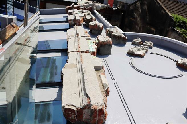 ，為呈現當年災害的嚴重，修復團隊特地把當初的斷牆石磚保留下來，甚至營造部分倒塌的感覺，重塑歷史。（呂妍庭攝）