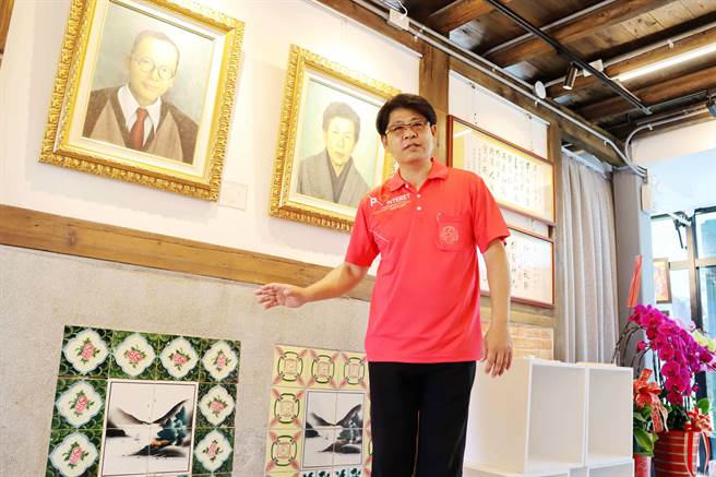 松梅國小校長黃志強說，牛挑灣文化工作室和松梅國小學生一同設計花磚，裝飾在建物牆面。（呂妍庭攝）