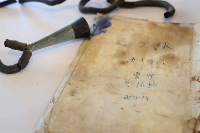 2樓則作為展示空間，主要展出牛挑灣的醫療文化和歷史，展示濟生病院的歷史及建築相關資料、老照片等。（呂妍庭攝）