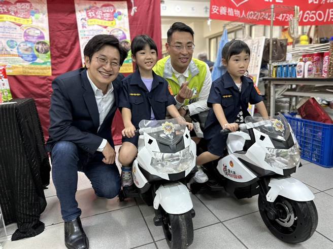 立委蔡适应（左）与市议员张秉钧（右）与可爱的小哈雷妹妹们合照，活动当天亦会有相关体验活动。（蔡适应办公室提供／徐佑升基隆传真）