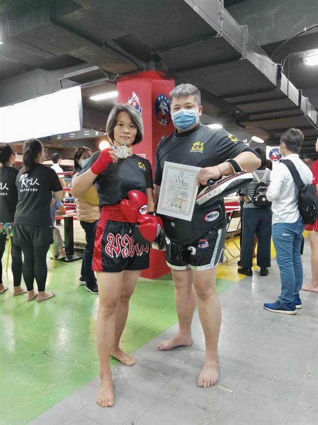 泰靶選手李美華（左）第一次參賽就奪得冠軍。（悍將泰拳中心提供／吳佩蓉宜蘭傳真）