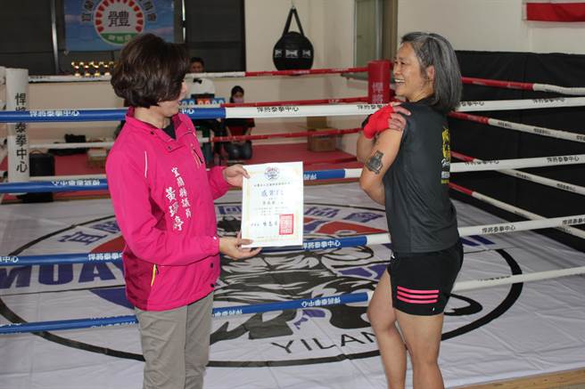 李美華秀出手臂上兒子親手刺的悍將運動中心LOGO。（悍將泰拳中心提供／吳佩蓉宜蘭傳真）