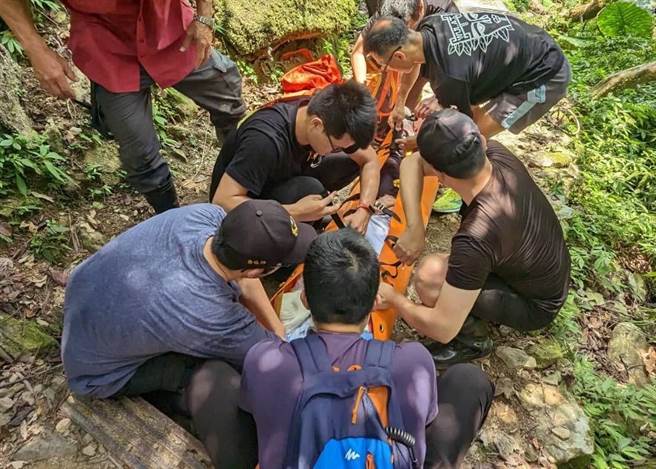 陈女健行时突然晕眩摔倒。（消防局提供）