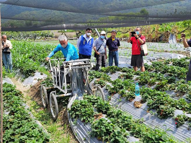 国姓乡福龟地区农友参加农膜回收机示范观摩会，亲自操作机器，觉得很方便。（民眾提供／杨静茹南投传真）