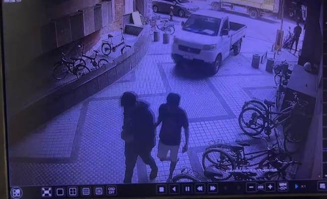 丁男(左)昨天中午在曾嫌(右)陪同下回到住处。(读者提供／曹婷婷台南传真)