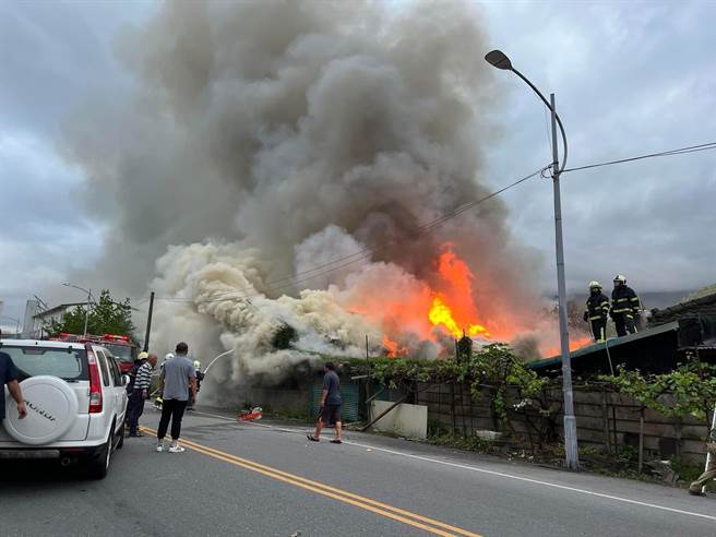 玉里车站铁道宿舍群位于大同路、康乐街，上月28日傍晚起火，火势大，6栋老建物被烧毁。（县议员锺素政提供）