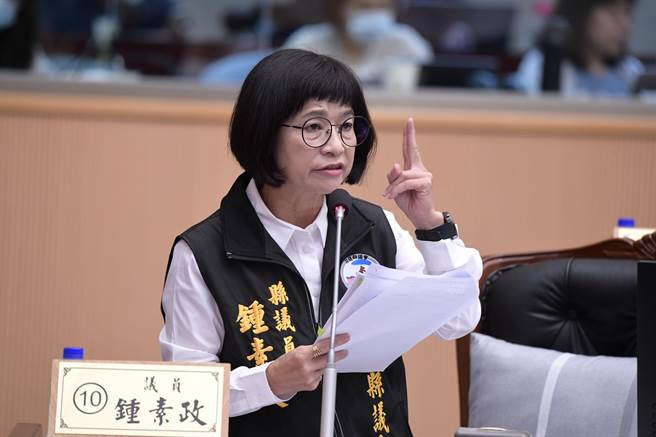 县议员锺素政关切台铁老宿舍群后续处理计画。（王志伟摄）