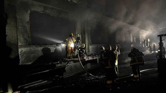 高雄市冈山区冈山北路1间工厂，今天凌晨于0时58分发生火警，火势于02时00分控制，02时58分扑灭，所幸无人伤亡，财损尚待进一步调查。（高雄市消防局提供／林雅惠传真）