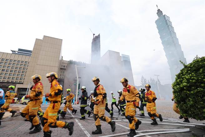 北市「民安9号」实兵演习登场。（消防局提供）