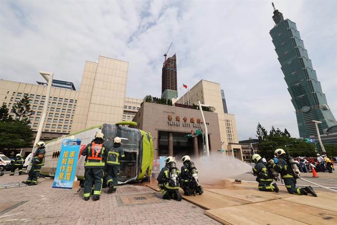 北市「民安9号」实兵演习登场。（消防局提供）