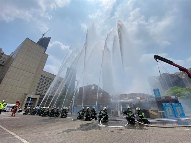 北市「民安9号」实兵演习登场。（消防局提供）