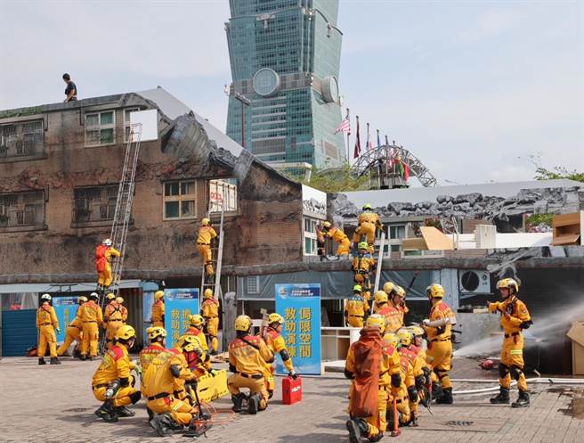 北市「民安9号」实兵演习登场。（消防局提供）