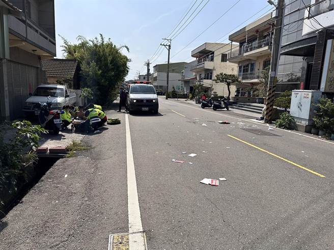 酒醉的韦男愤将车内杂物及后车牌拔下丢在马路上。（民眾提供）