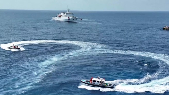 海巡署于4月29日在南沙太平岛海域实施人道救援演练，动员4000吨级嘉义舰，在南沙太平岛进行南援六号演练。（海巡署提供）