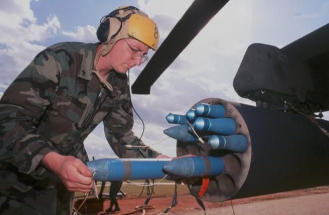 美国陆军地勤人员安装海蛇火箭。(图/美国陆军)