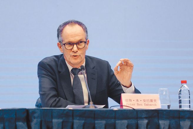 曾说病毒「极不可能」从武汉实验室外泄的世界卫生组织首席新冠溯源科学家恩巴雷克，去年经调查后被证实有不当性行为而遭免职。（图／中新社）