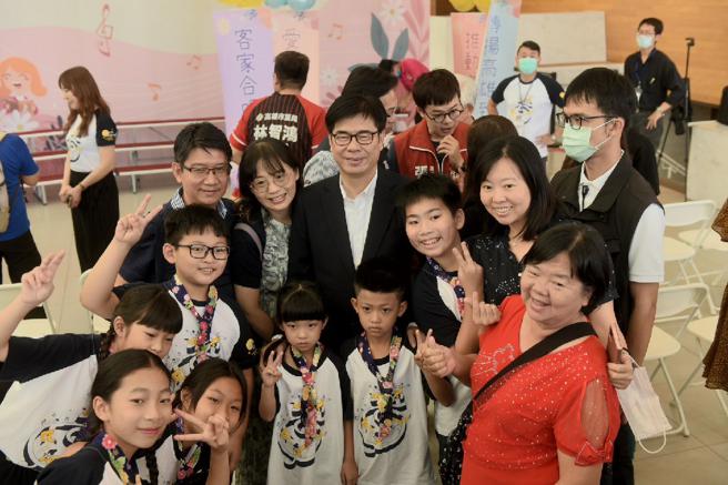 会后团员们与市长自拍(高雄市客家委员会提供)