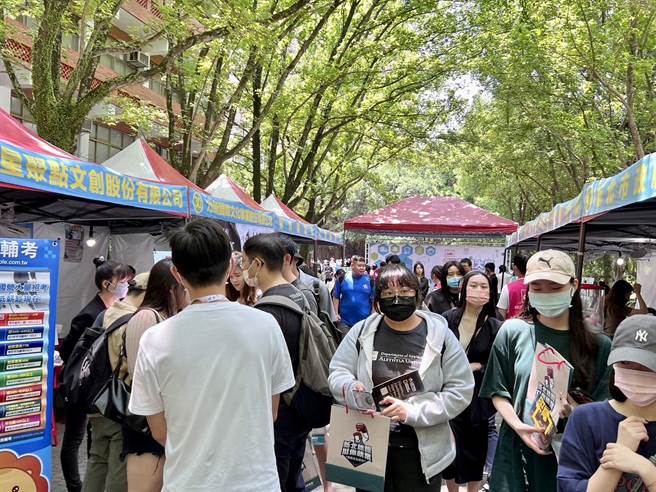 新北市劳工局今(4)日在真理大学举办5月第2场校园就业博览会，吸引30家厂商参与，提供1856个工作机会，共有281人次参与活动，其中165人次投递履歷。(黄敬文翻摄)