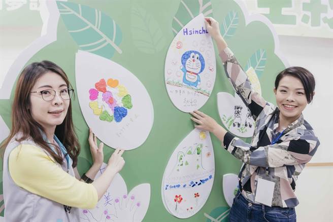 新竹市长高虹安（右）与社会处长黄佳婷（左）一起将作品贴上人生彩绘树。（新竹市政府提供／王惠慧新竹传真）