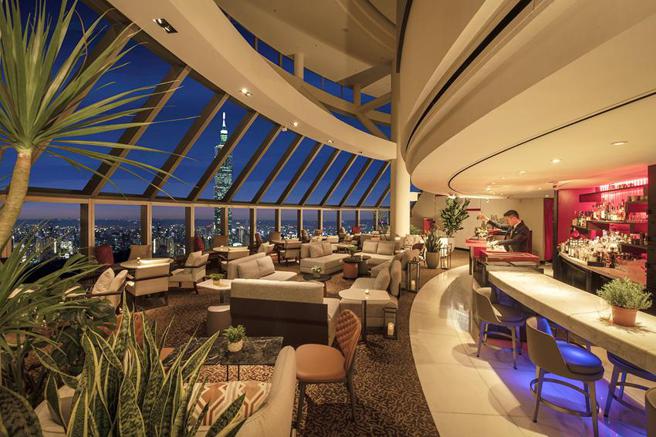 拥有城市高楼美景的台北远东香格里拉「马可波罗酒廊」，推出10款充满海岛度假风的经典提基(TIKI)特色调酒。（图／台北远东香格里拉提供）★《中时新闻网》关心您：饮酒过量，有碍健康。酒后不开车，安全有保障！