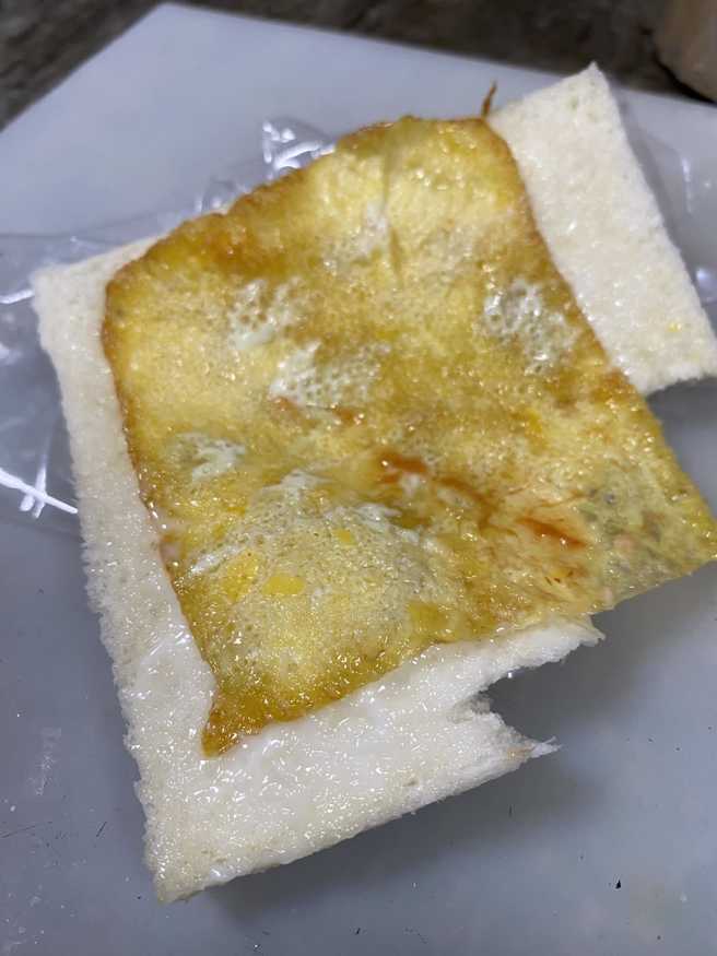 男子早餐店买土司夹蛋，翻开一看，里面的蛋竟「薄薄一片」。（翻摄自脸书爆怨公社）