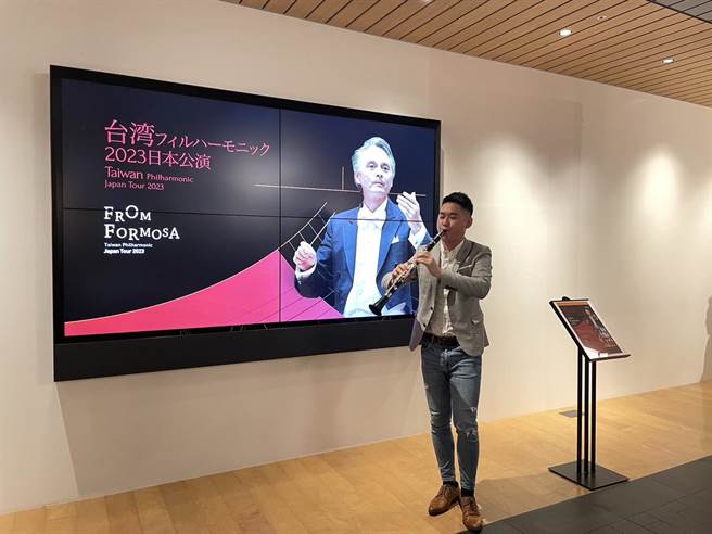 國家交響樂團單簧管副首席賴俊諺3日「東京誠品生活日本橋」快閃演出，為NSO本周的日本巡演打頭陣。（國家交響樂團提供）