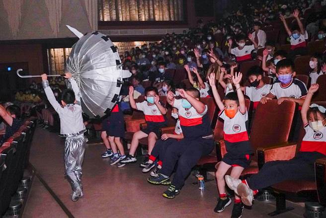 台电公司4日邀请龙井在地8所小学约800位师生一同观赏能源科普戏剧《重返伊雷翠克山》，现场小朋友相当投入。（台电公司提供／潘虹恩台中传真）