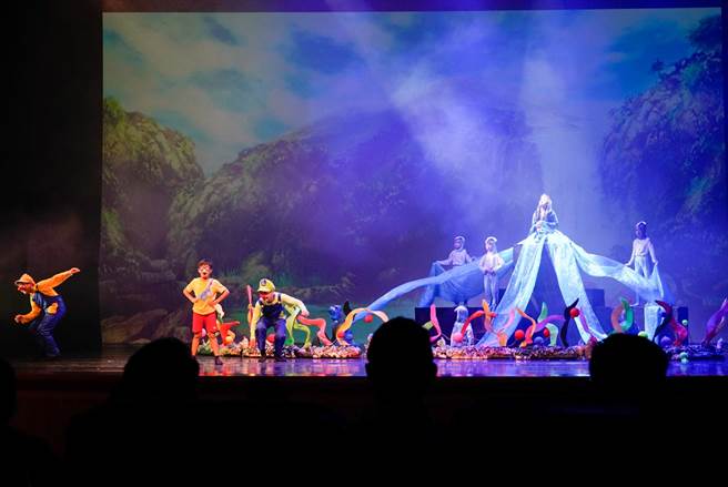 台电公司携手丰原葫芦墩国小「糖葫芦儿童剧团」创作能源科普戏剧《重返伊雷翠克山》，4日于台中港区艺术中心盛大演出。（台电公司提供／潘虹恩台中传真）