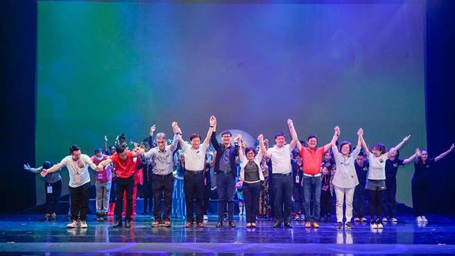 台电公司携手「糖葫芦儿童剧团」演出《重返伊雷翠克山》，台电公司副总徐造华（左5）、台中发电厂厂长许家豪（左4）等人到场共襄盛举。（台电公司提供／潘虹恩台中传真）