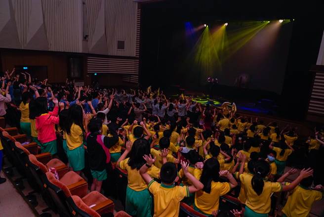 台电公司携手丰原葫芦墩国小「糖葫芦儿童剧团」创作能源科普戏剧《重返伊雷翠克山》，4日邀请龙井在地8所小学约800位师生一同观赏。（台电公司提供／潘虹恩台中传真）