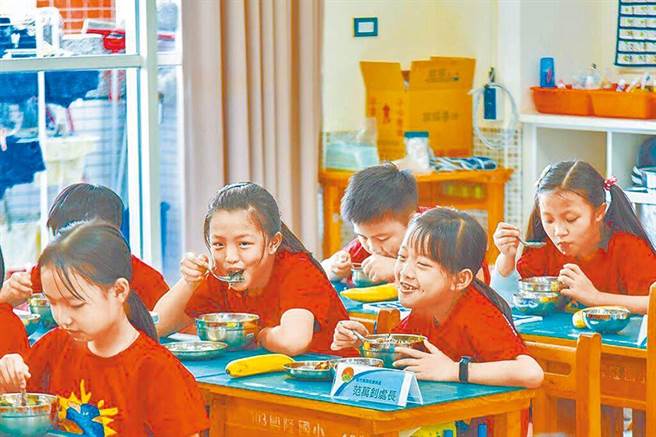 台北市议员汪志冰认为学校与营养午餐厂商解约门槛过高，更发现过去8年只有3所学校与厂商解约。（本报资料照片）