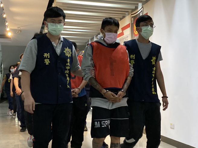 曾姓主嫌到案三缄其口、坚不吐实，警方将他与其他5人依杀人罪、组织犯罪等罪嫌移送法办。（曹婷婷摄）