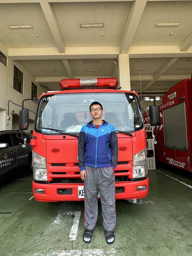 八德分隊隊員鄭亘辰在上班途中遇見車禍，連忙下車查看傷者並協助急救。（八德消防分隊提供／陳夢茹桃園傳真）