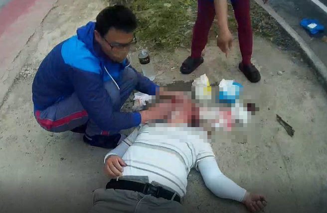 八德分隊隊員鄭亘辰在上班途中遇見車禍，連忙下車查看傷者並協助急救。（八德消防分隊提供／陳夢茹桃園傳真）