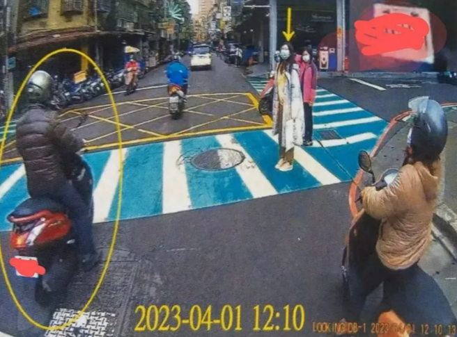 网友日前在路上遇到行人准备过马路，他随即停下后，对方竟挥手示意要他先骑过去，他真的骑过去后就遭警方开单。（翻摄自爆废公社）