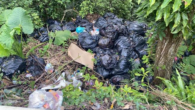 南庄蓬莱溪露营区无良员工垃圾乱倒，遭头份警分局南庄分驻所员警查获利送法办。（读者提供／谢明俊苗栗传真） 