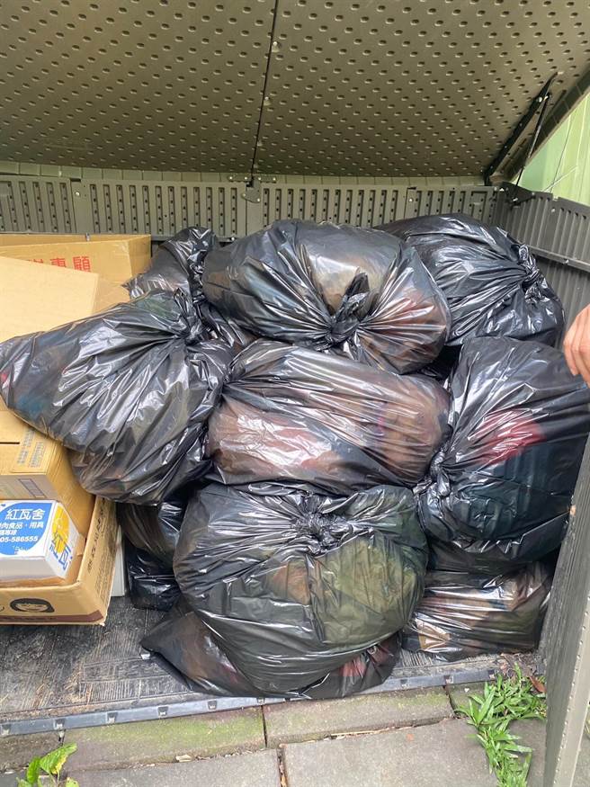 南庄蓬莱溪露营区无良员工垃圾乱倒，遭头份警分局南庄分驻所员警查获利送法办。（读者提供／谢明俊苗栗传真） 