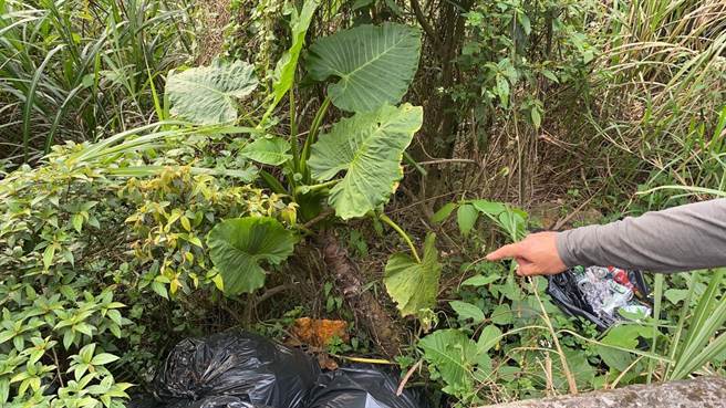 南庄蓬莱溪露营区无良员工垃圾乱倒，遭头份警分局南庄分驻所员警查获利送法办。（读者提供／谢明俊苗栗传真）