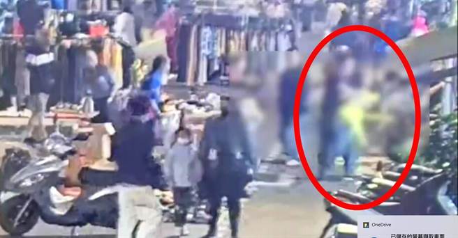 林男不满被检举贩毒，在西昌街夜市殴打被害人。（警方提供）