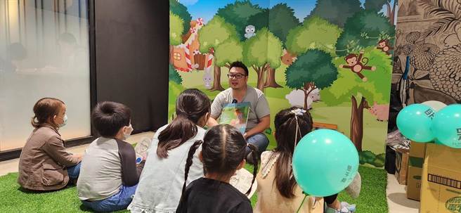 民眾党南投县议员简千翔6日举行「亲子眾乐乐公益小市集」，不仅有气垫城堡免费玩，前百名小朋友享免费爆米花。（简千翔提供／杨静茹南投传真）