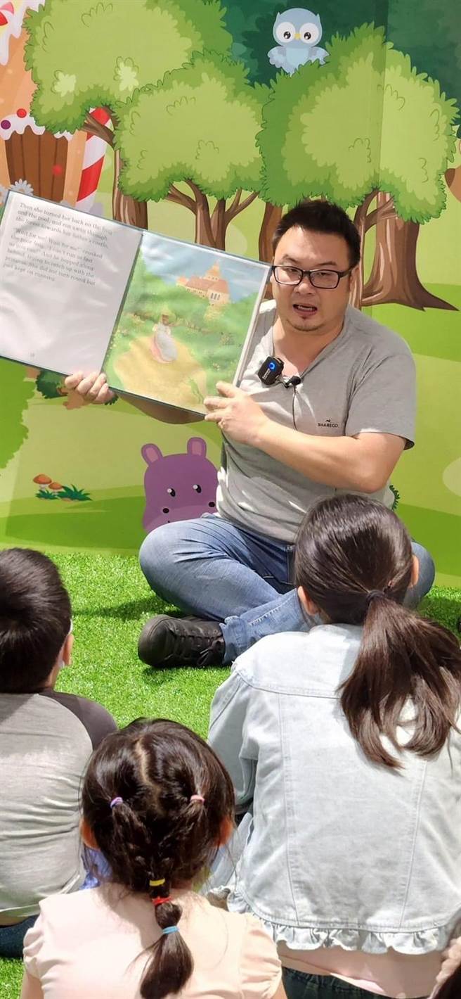 简千翔的「米奇爸爸故事屋」相当受欢迎，亲自拿着绘本讲故事给孩子们听。（简千翔提供／杨静茹南投传真）