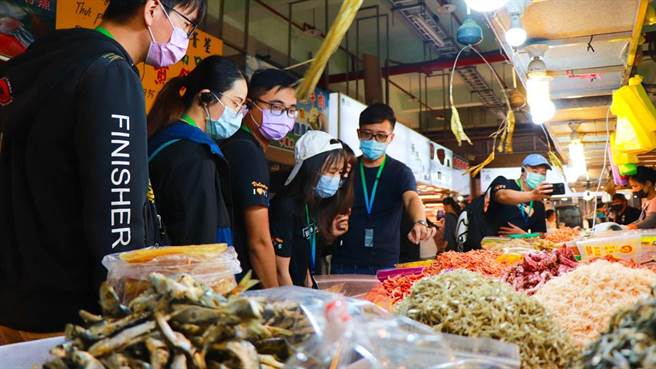 迎接黑鲔鱼文化观光季到来，屏县府推出限定东港小旅行，目前首发团6、7日释出最后名额，精彩游程最低下杀4折。（屏县府提供／谢佳潾屏东传真）