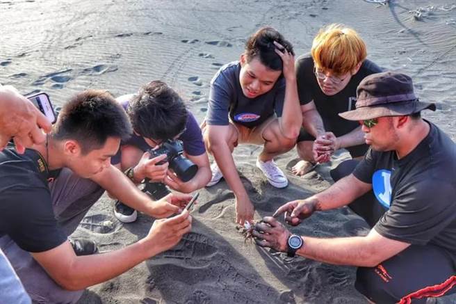 迎接黑鲔鱼文化观光季到来，屏县府推出限定东港小旅行，目前首发团6、7日释出最后名额，精彩游程最低下杀4折。（屏县府提供／谢佳潾屏东传真）