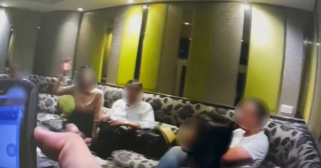 警方於5月2日晚間在松山區復興北路一處酒店當場查獲1名40多歲郭姓女子為臺灣臺北地方檢察署發布之詐欺通緝犯。（圖／警方提供）