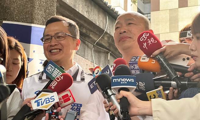 国民党大安区立委初选民调前夕，有意争取党内提名的罗智强，请来高雄市前市长韩国瑜替他站台，参与母亲节音乐会活动。（丁上程摄）