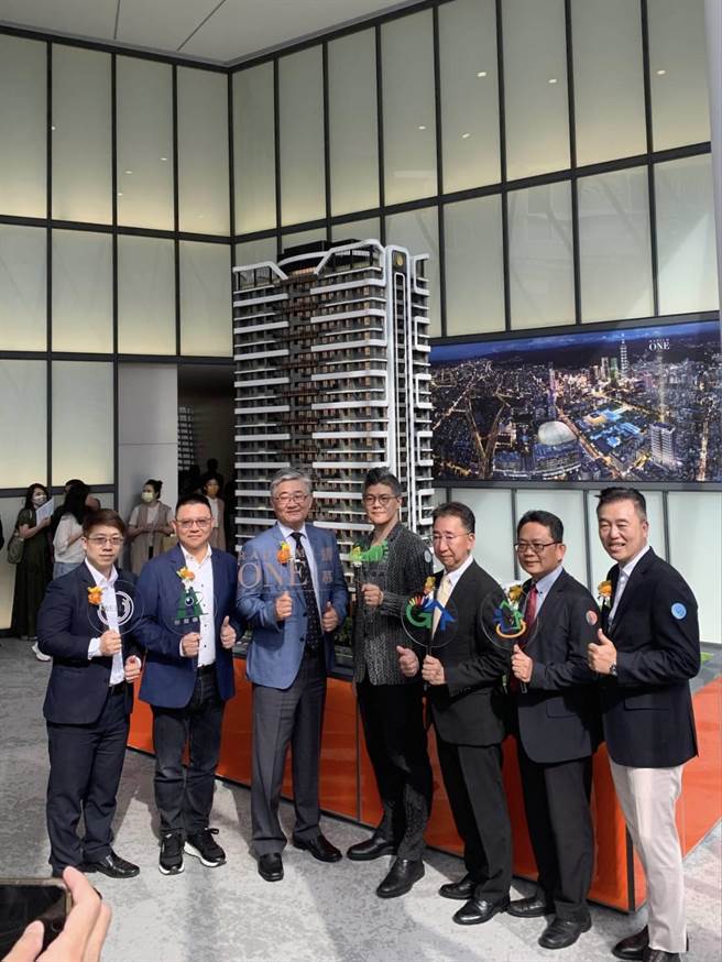 日胜生集团整合12年的北市危老案「铸慕RADIUM ONE」，在光復南路静巷内，基地面积达1038坪，总销90亿元，今日宣布登场。图左三为日胜生总经理刘垚凯。（日胜生提供）